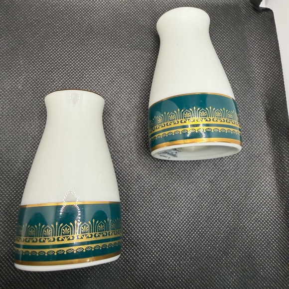 Vintage Noritake Legacy Salt & Pepper Shakers Green Gold Trim Japan - Picture 5 of 8
